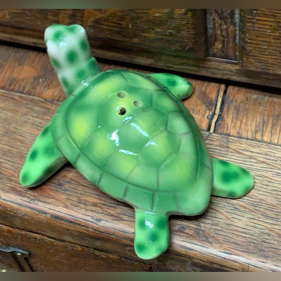 Vintage Green Glazed Ceramic Figural Turtle Shaped Salt Pepper Shaker Figurine - Picture 4 of 14